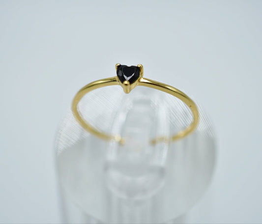 Anillo Ajustable en Plata 925 con baño de Oro con Piedra Negra en Forma de Corazón