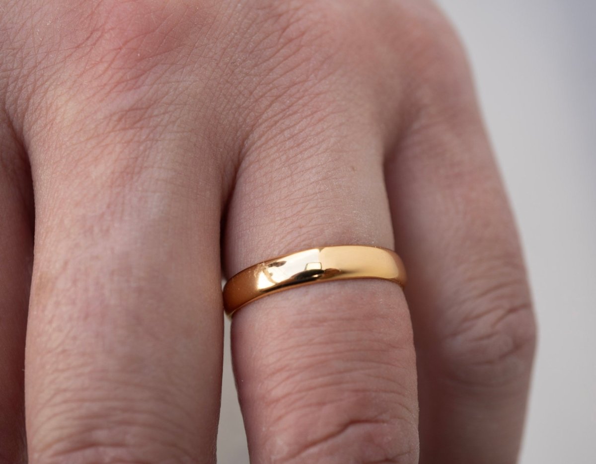 Anillo "Argolla Dorado Clásico" en Plata 925 con Baño de Oro 18K – Banda Clásica Unisex 4 mm