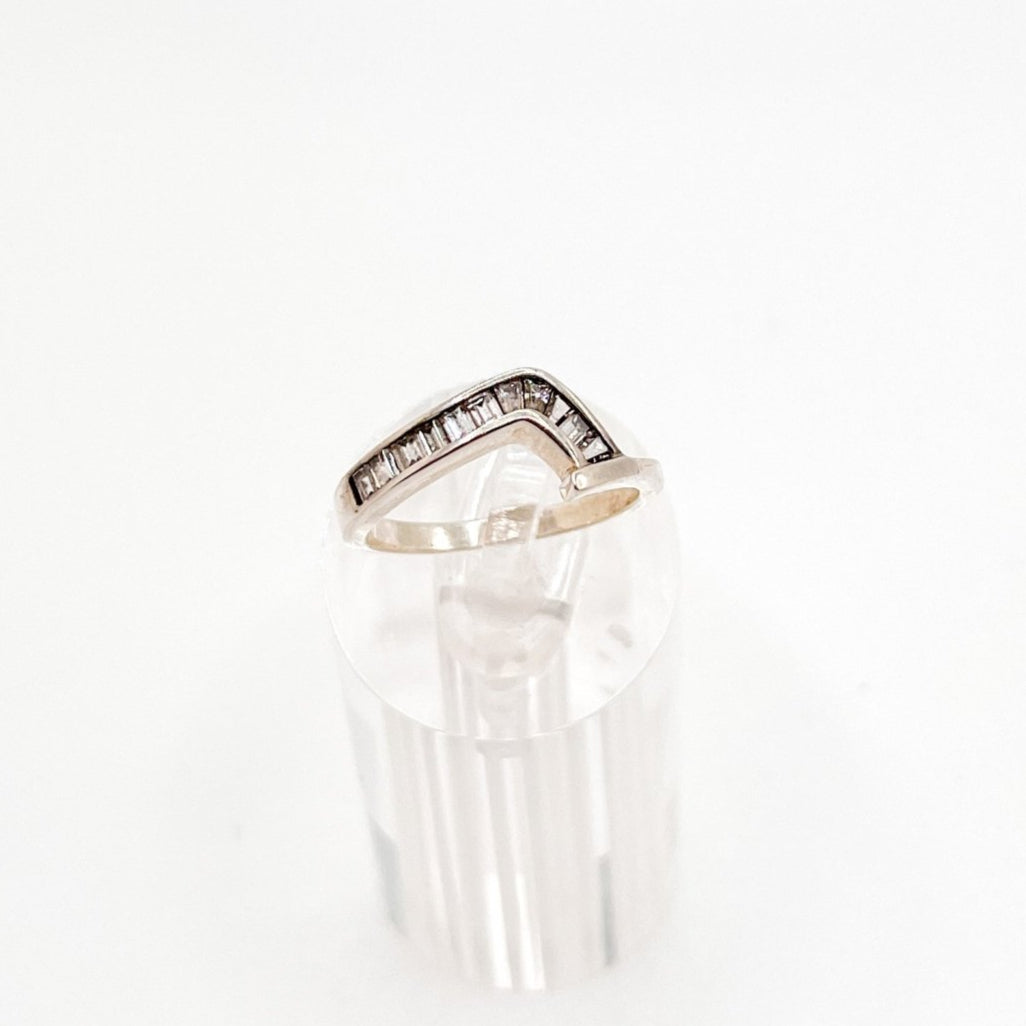 Anillo Chevron de Plata con Zirconias Cúbicas en Corte Baguette