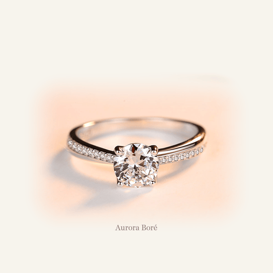 Anillo "Clásico de Amor" en Plata 925 con Zirconia Central y Detalles Laterales