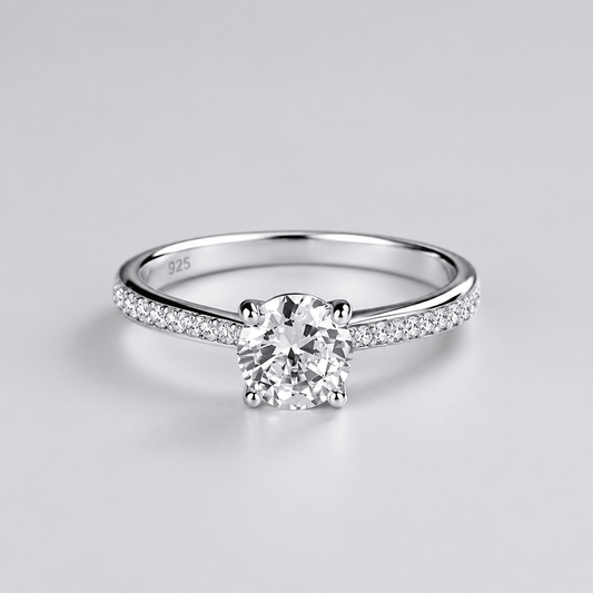Anillo "Clásico de Amor" en Plata 925 con Zirconia Central y Detalles Laterales