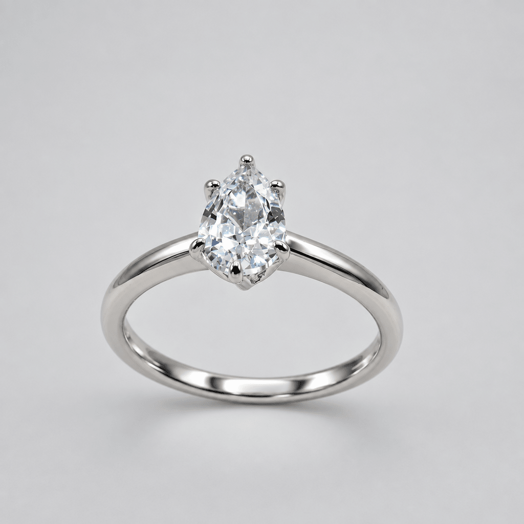Anillo Clásico de Plata 925 con Baño de Oro u Rodio y Zirconia en Corte Pera