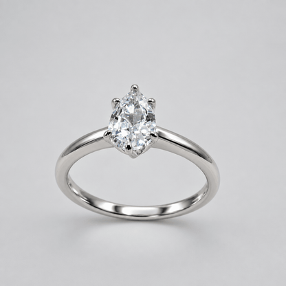 Anillo Clásico de Plata 925 con Baño de Oro u Rodio y Zirconia en Corte Pera