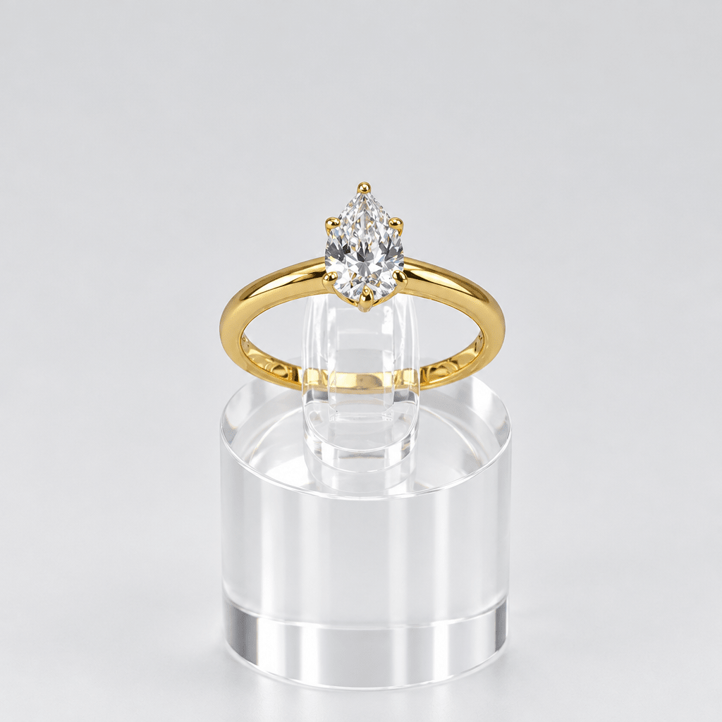 Anillo Clásico de Plata 925 con Baño de Oro u Rodio y Zirconia en Corte Pera