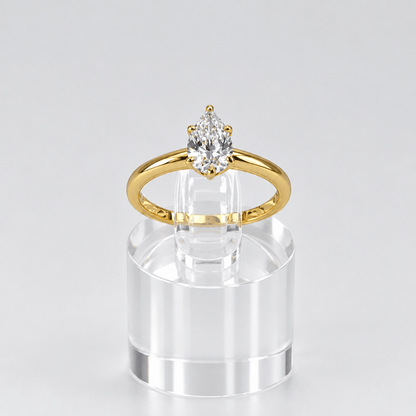 Anillo Clásico de Plata 925 con Baño de Oro u Rodio y Zirconia en Corte Pera