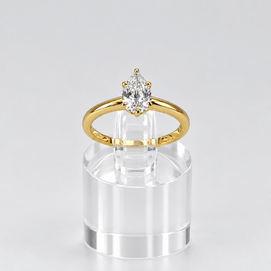 Anillo Clásico de Plata 925 con Baño de Oro u Rodio y Zirconia en Corte Pera
