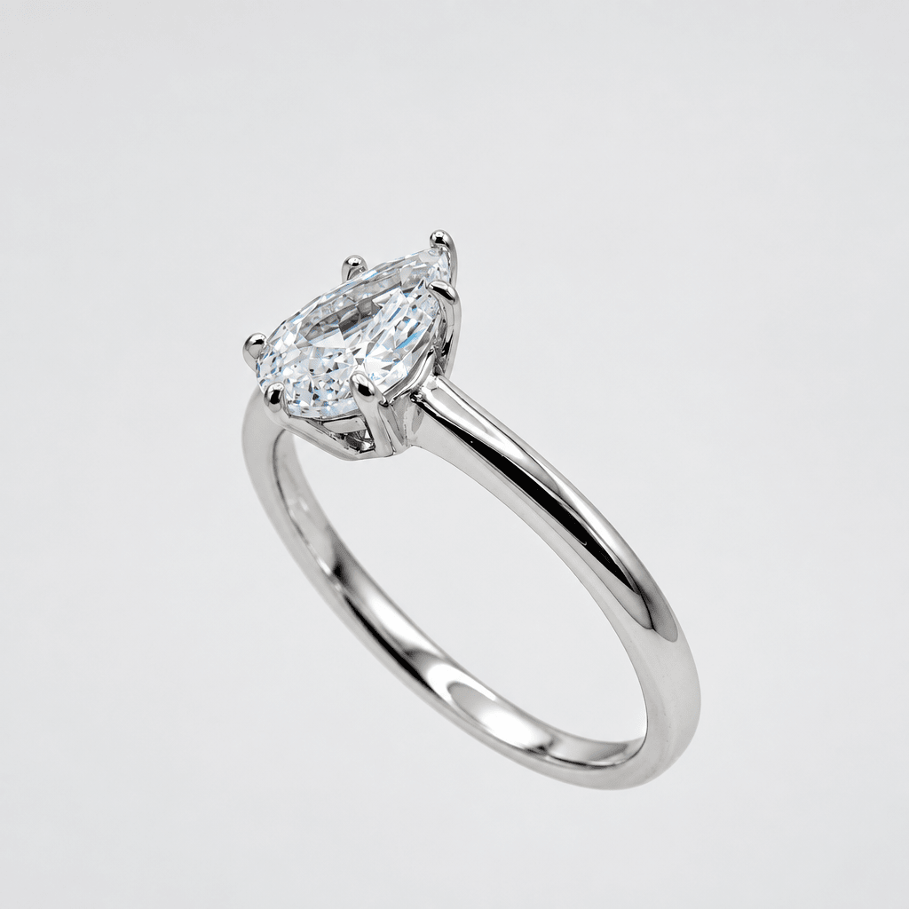 Anillo Clásico de Plata 925 con Baño de Oro u Rodio y Zirconia en Corte Pera