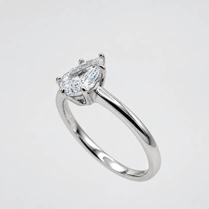 Anillo Clásico de Plata 925 con Baño de Oro u Rodio y Zirconia en Corte Pera