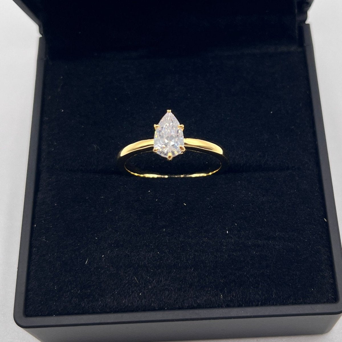 Anillo Clásico de Plata 925 con Baño de Oro u Rodio y Zirconia en Corte Pera