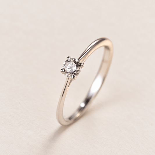 Anillo "Clásico Radiante" – Anillo de Plata 925 con Zirconia de 4mm