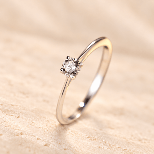 Anillo "Clásico Radiante" – Anillo de Plata 925 con Zirconia de 4mm