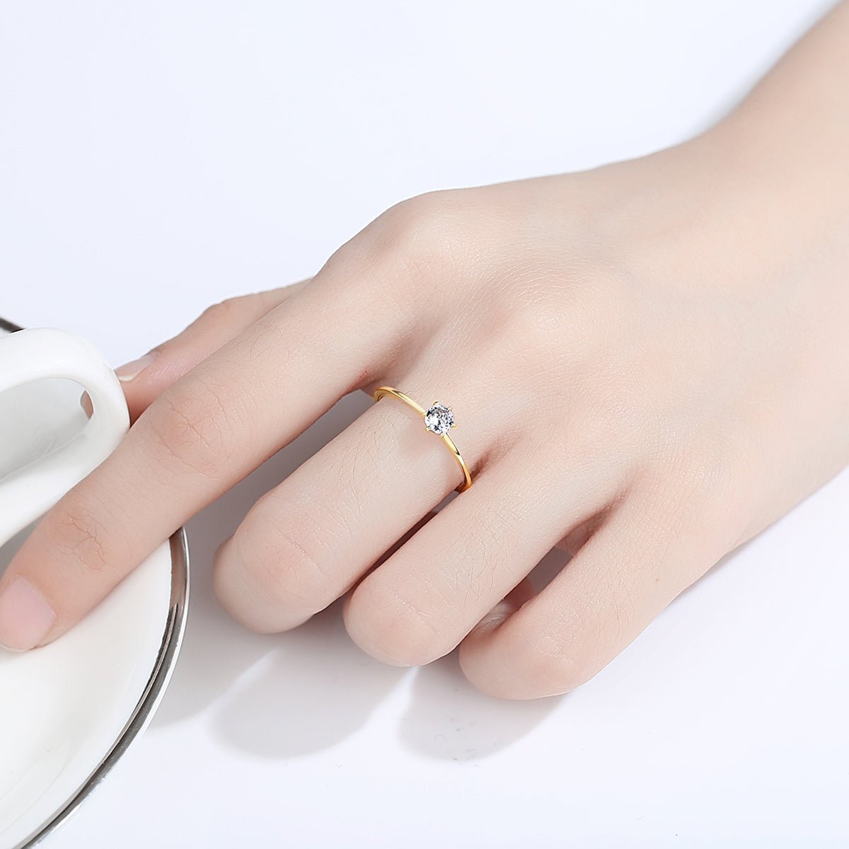 Anillo Clásico Solitario con Zirconia Cúbica Brillante de Plata con Baño de Oro 14K