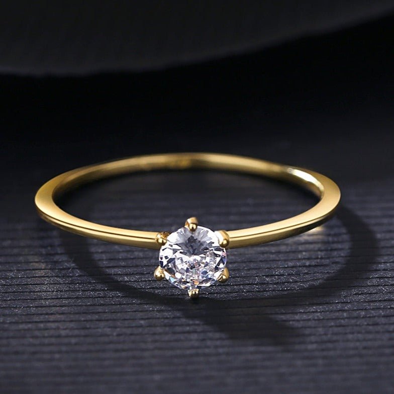 Anillo Clásico Solitario con Zirconia Cúbica Brillante de Plata con Baño de Oro 14K