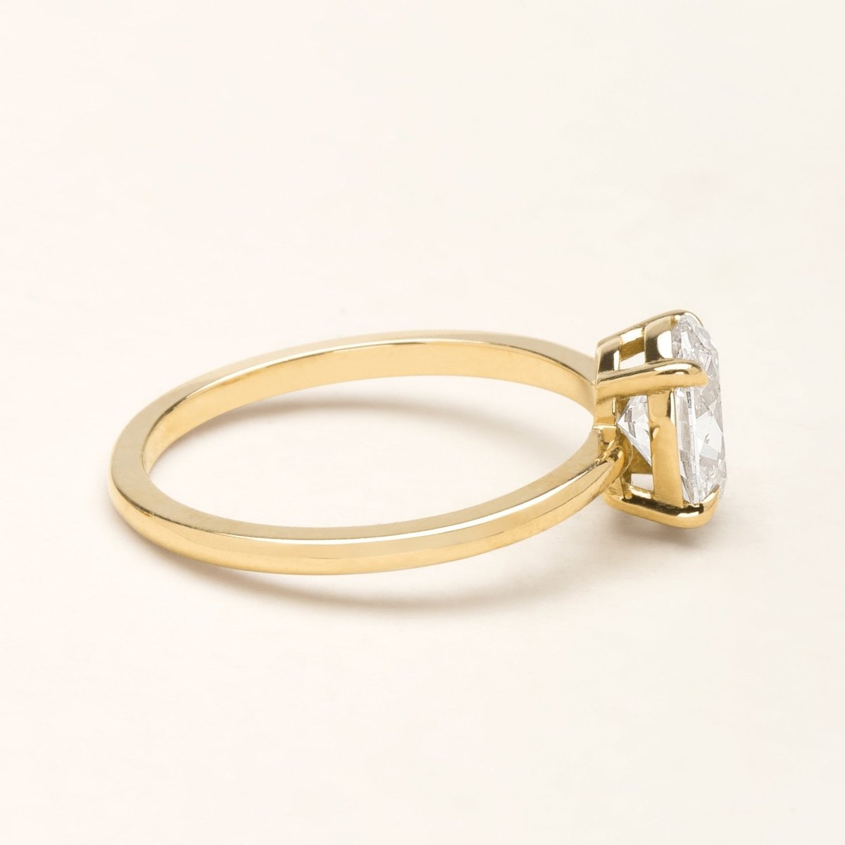 Anillo con Piedra 6x8 mm, Banda 1.5 mm – Plata 925 Baño de Oro 18K