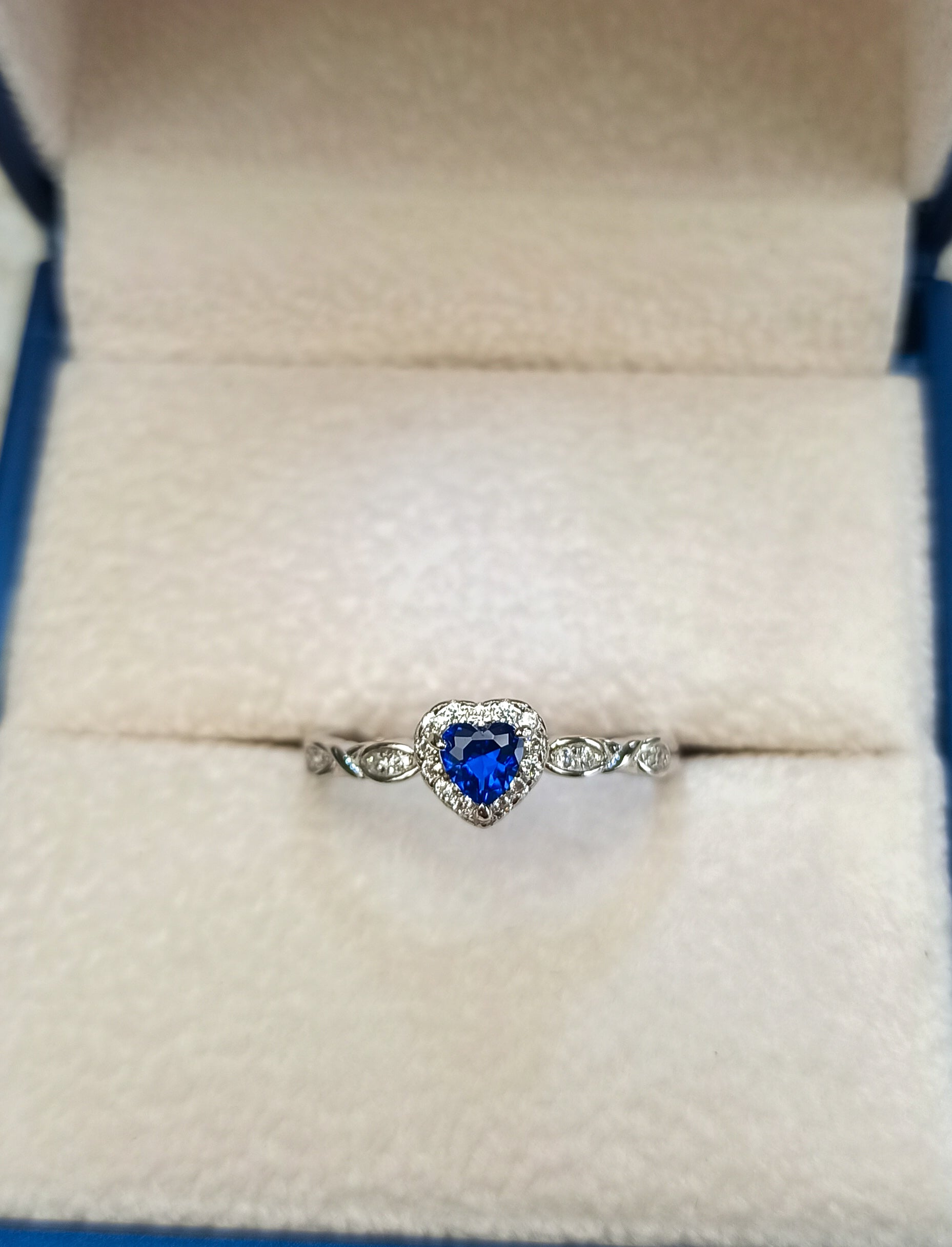 Anillo con zirconía azul: encanto delicado y elegante. Plata de ley 925, lujosa simetría, brillo celestial de la zirconía - Aurora Boré