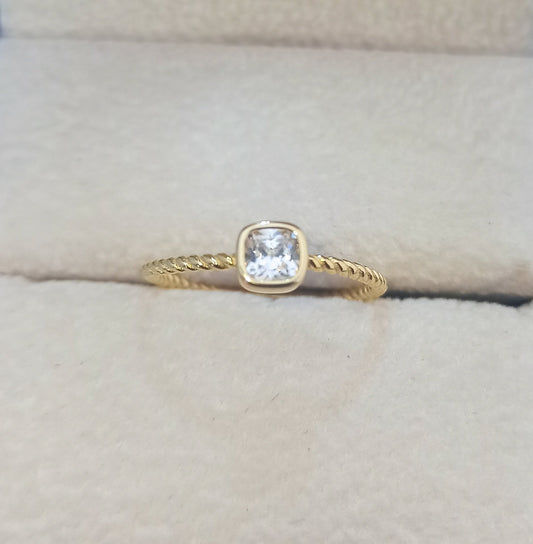 Anillo con zirconia corte cuadrado es una pieza única de joyería e inigualable para tu colección - Aurora Boré