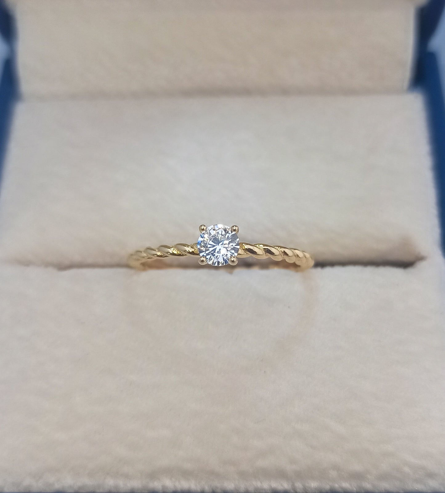 Anillo con Zirconia Cúbica en Plata 925 con Baño de Oro 14K: La Elegancia y el Brillo Clásico para Mujeres Sofisticadas