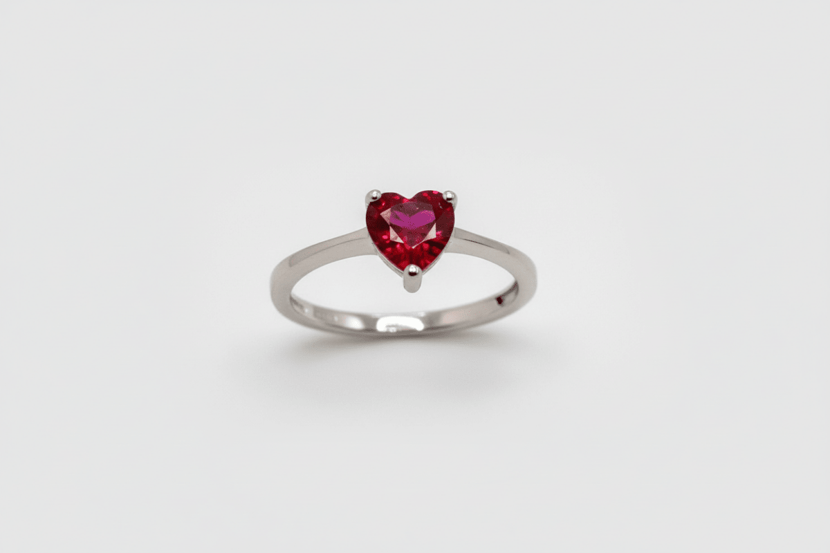 Anillo Corazón Rojo Fucsia en Plata 925 con Baño de Rodio
