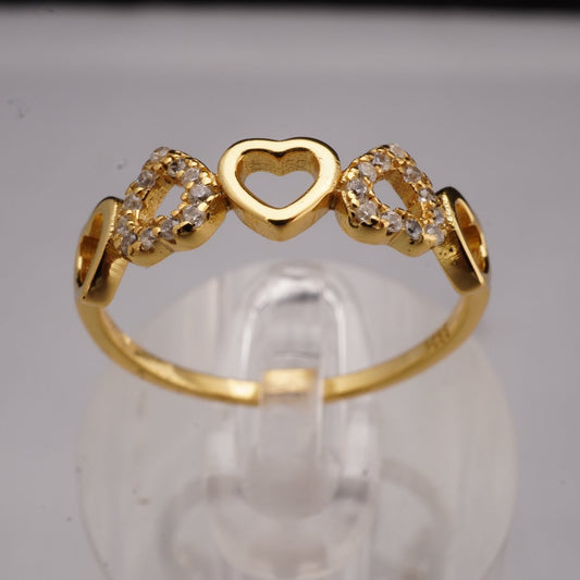 Anillo de Plata 925 con Baño de Oro 18K y Diseño de Corazones con Zirconias