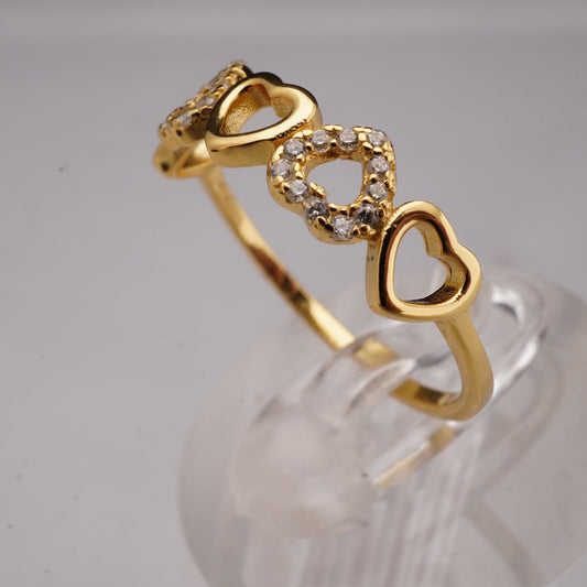 Anillo de Plata 925 con Baño de Oro 18K y Diseño de Corazones con Zirconias