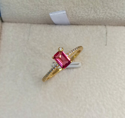 Anillo de plata 925 con baño de oro con Zirconia cúbica en corte esmeralda color rubí - Aurora Boré
