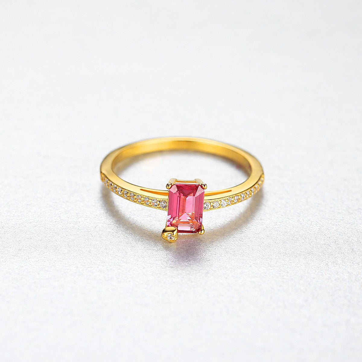 Anillo de plata 925 con baño de oro con Zirconia cúbica en corte esmeralda color rubí - Aurora Boré