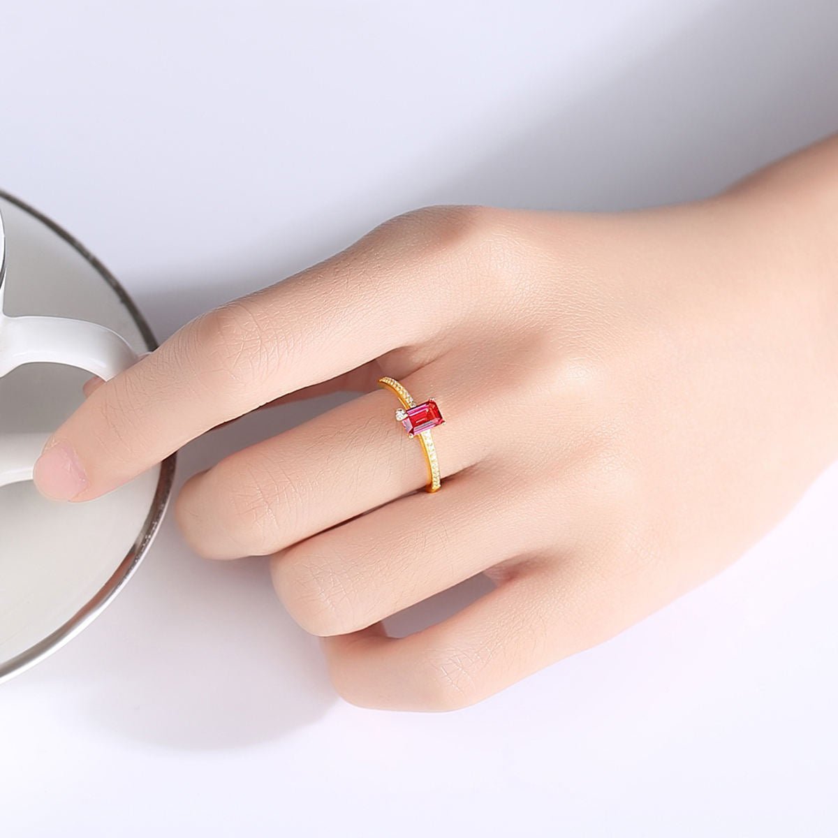 Anillo de plata 925 con baño de oro con Zirconia cúbica en corte esmeralda color rubí - Aurora Boré
