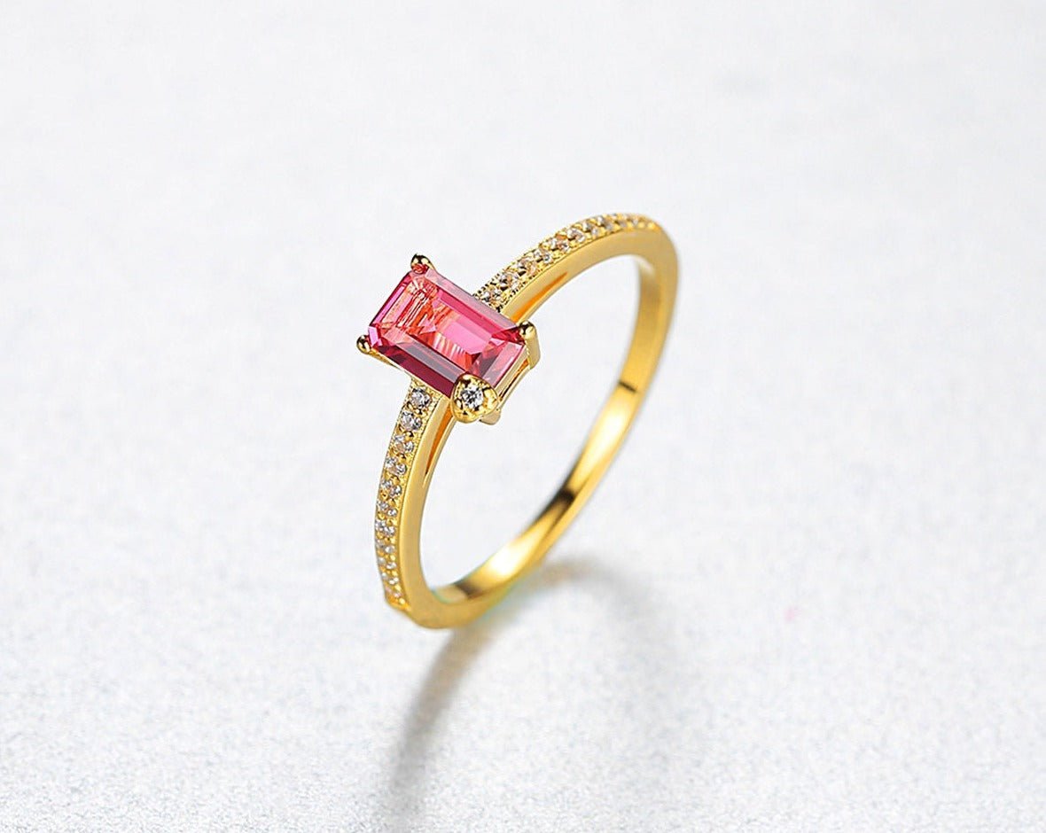 Anillo de plata 925 con baño de oro con Zirconia cúbica en corte esmeralda color rubí - Aurora Boré