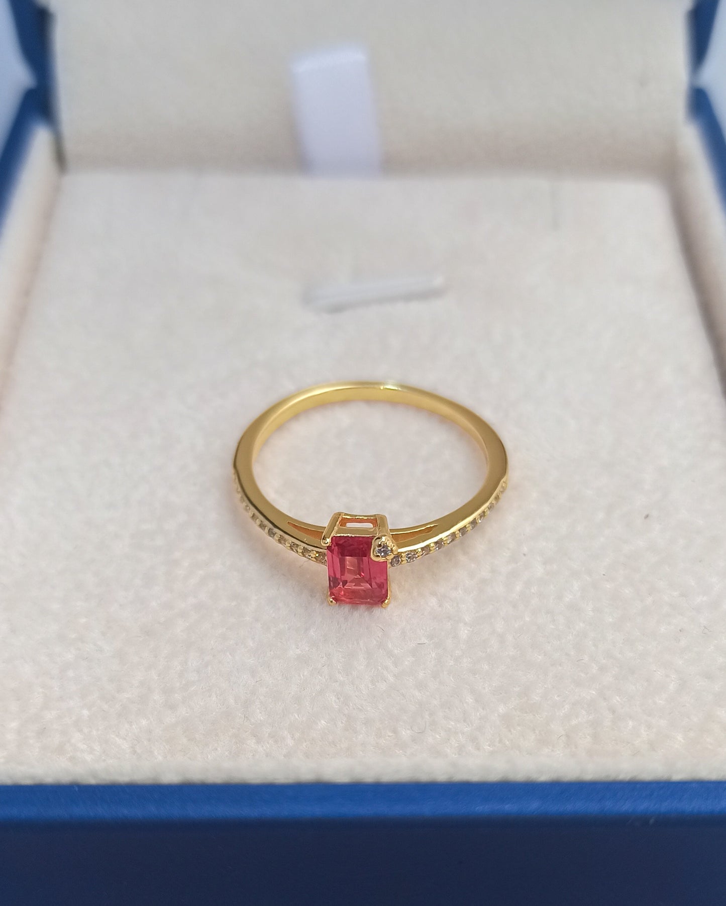 Anillo de plata 925 con baño de oro con Zirconia cúbica en corte esmeralda color rubí - Aurora Boré