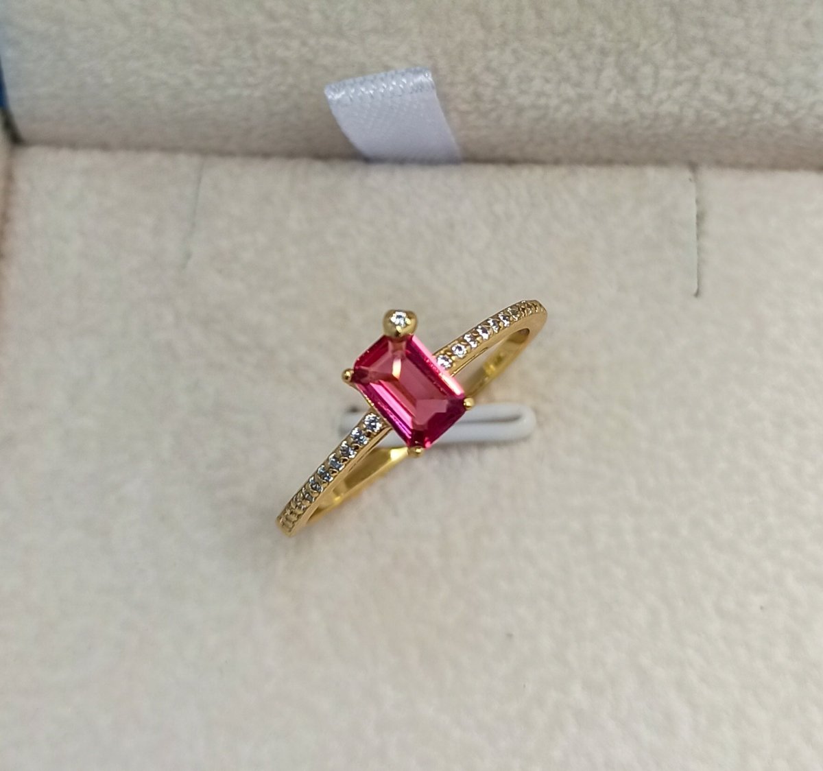 Anillo de plata 925 con baño de oro con Zirconia cúbica en corte esmeralda color rubí