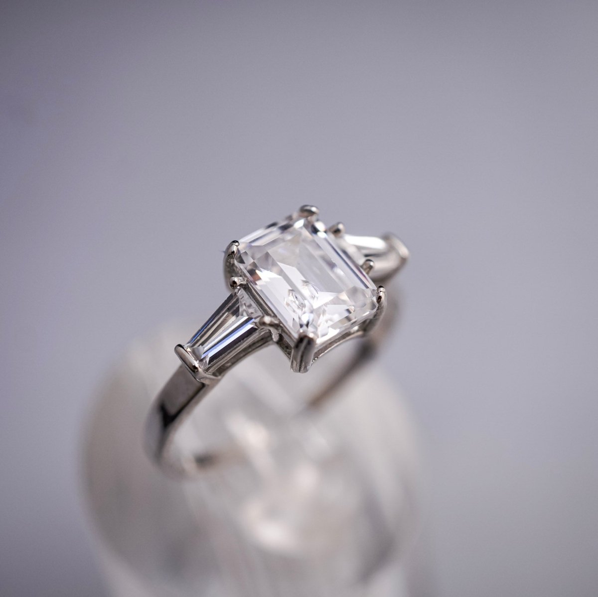 Anillo de plata de ley 925 con tres zirconias estilo rectangular de corte Esmeralda.