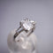 Anillo de plata de ley 925 con tres zirconias estilo rectangular de corte Esmeralda.