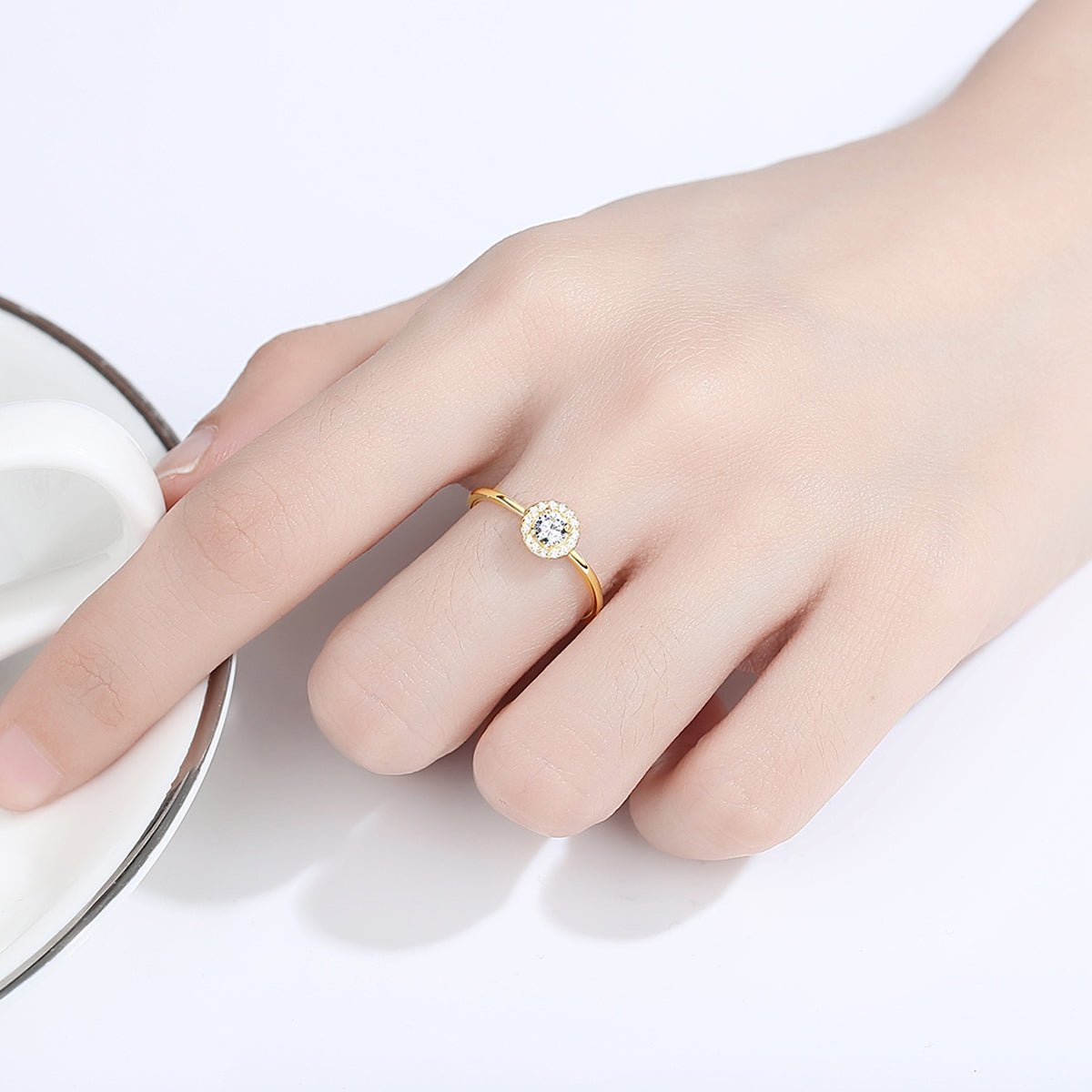 Anillo de Plata Diseño Halo, en Plata 925 con Baño de Oro 14K y Zirconias Cúbicas