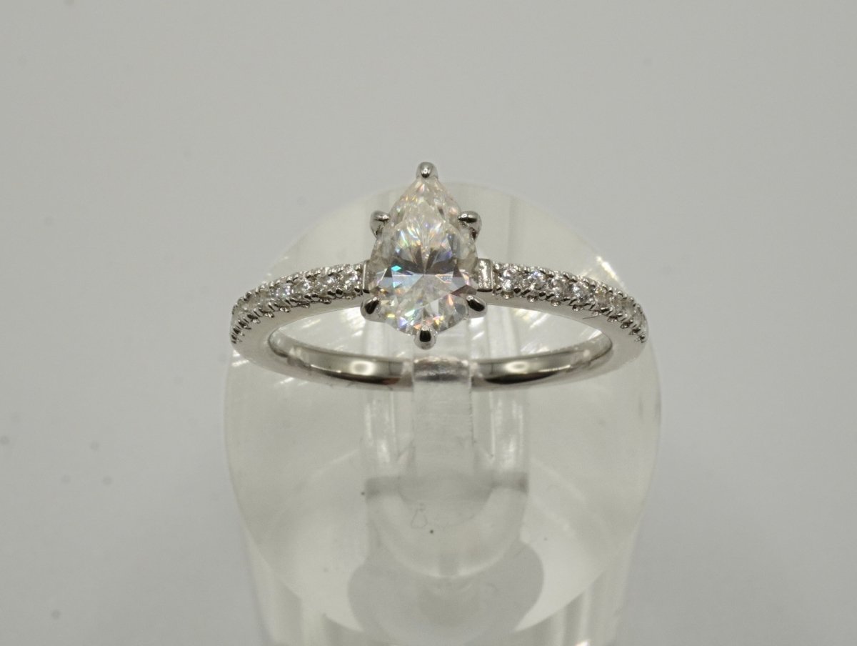 ✨ Anillo “Destello de Luz” – Plata 925 con Moissanite Corte Pera