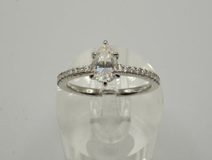 ✨ Anillo “Destello de Luz” – Plata 925 con Moissanite Corte Pera