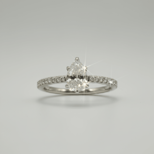Anillo “Destello de Luz” – Plata 925 con Moissanite Corte Pera