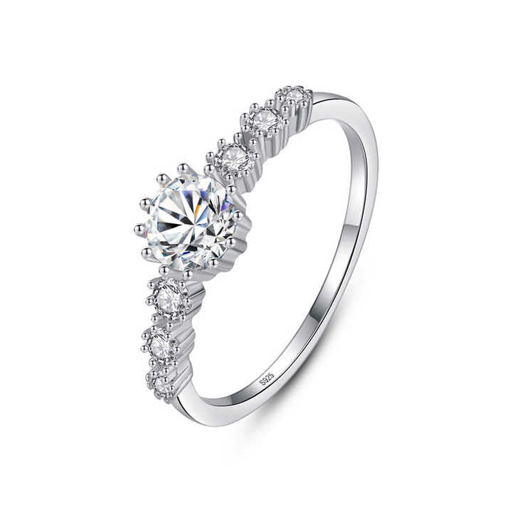 Anillo Diseño Elegante de Plata 925 con Zirconia Cúbica es el perfecto reflejo de un estilo refinado. Bañado en rodio