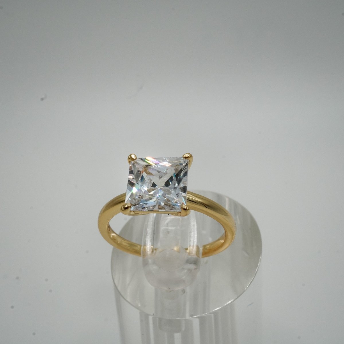 Anillo Elegancia Dorada – Plata 925 con Baño de Oro y Zirconia Corte Princesa 8x8 mm