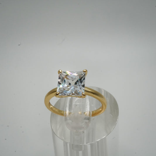 Anillo Elegancia Dorada – Plata 925 con Baño de Oro y Zirconia Corte Princesa 8x8 mm