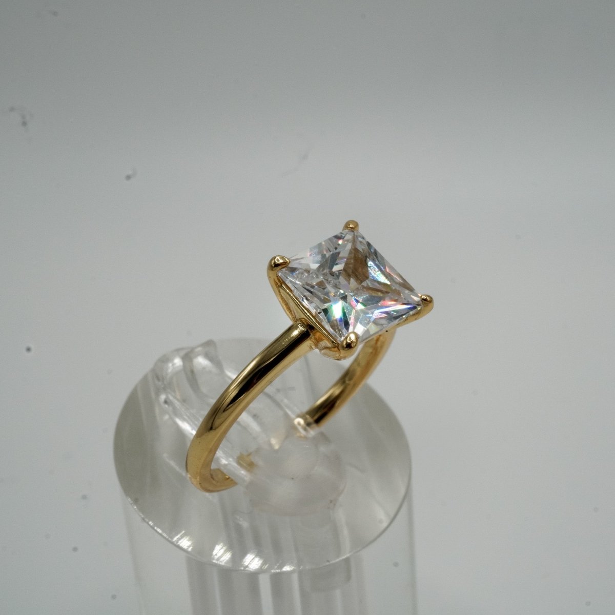 Anillo Elegancia Dorada – Plata 925 con Baño de Oro y Zirconia Corte Princesa 8x8 mm