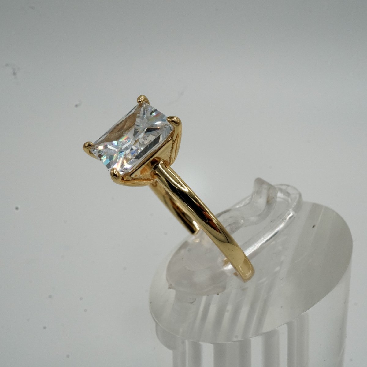 Anillo Elegancia Dorada – Plata 925 con Baño de Oro y Zirconia Corte Princesa 8x8 mm