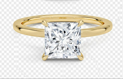 Anillo Elegancia Dorada – Plata 925 con Baño de Oro y Zirconia Corte Princesa 8x8 mm