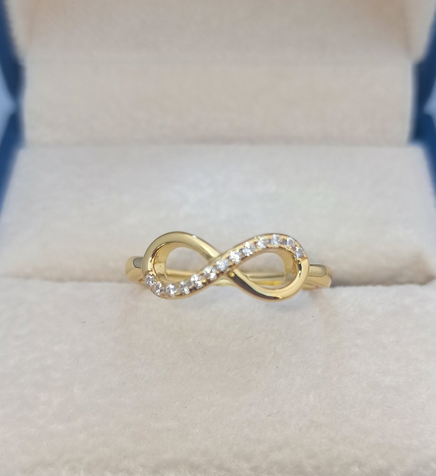 Anillo en forma de Infinito, Material Plata 925 y Zirconias