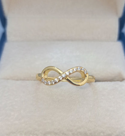 Anillo en forma de Infinito, Material Plata 925 y Zirconias