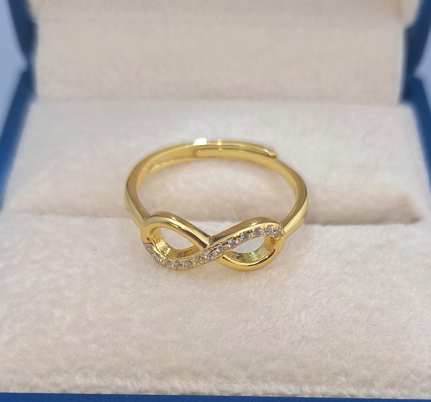 Anillo en forma de Infinito, Material Plata 925 y Zirconias