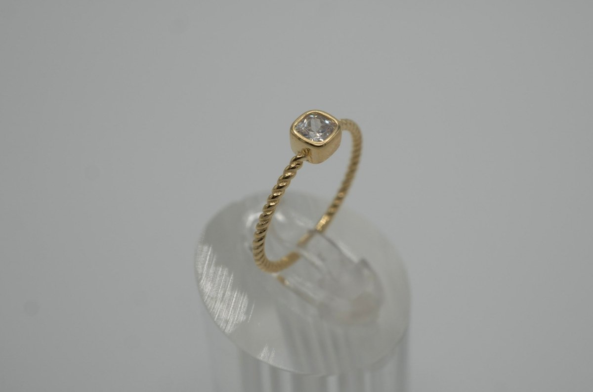 Anillo en Plata 925 con baño de Oro, con zirconia corte cuadrado