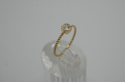 Anillo en Plata 925 con baño de Oro, con zirconia corte cuadrado
