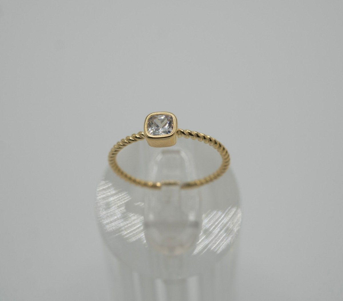 Anillo en Plata 925 con baño de Oro, con zirconia corte cuadrado