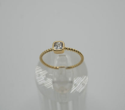 Anillo en Plata 925 con baño de Oro, con zirconia corte cuadrado