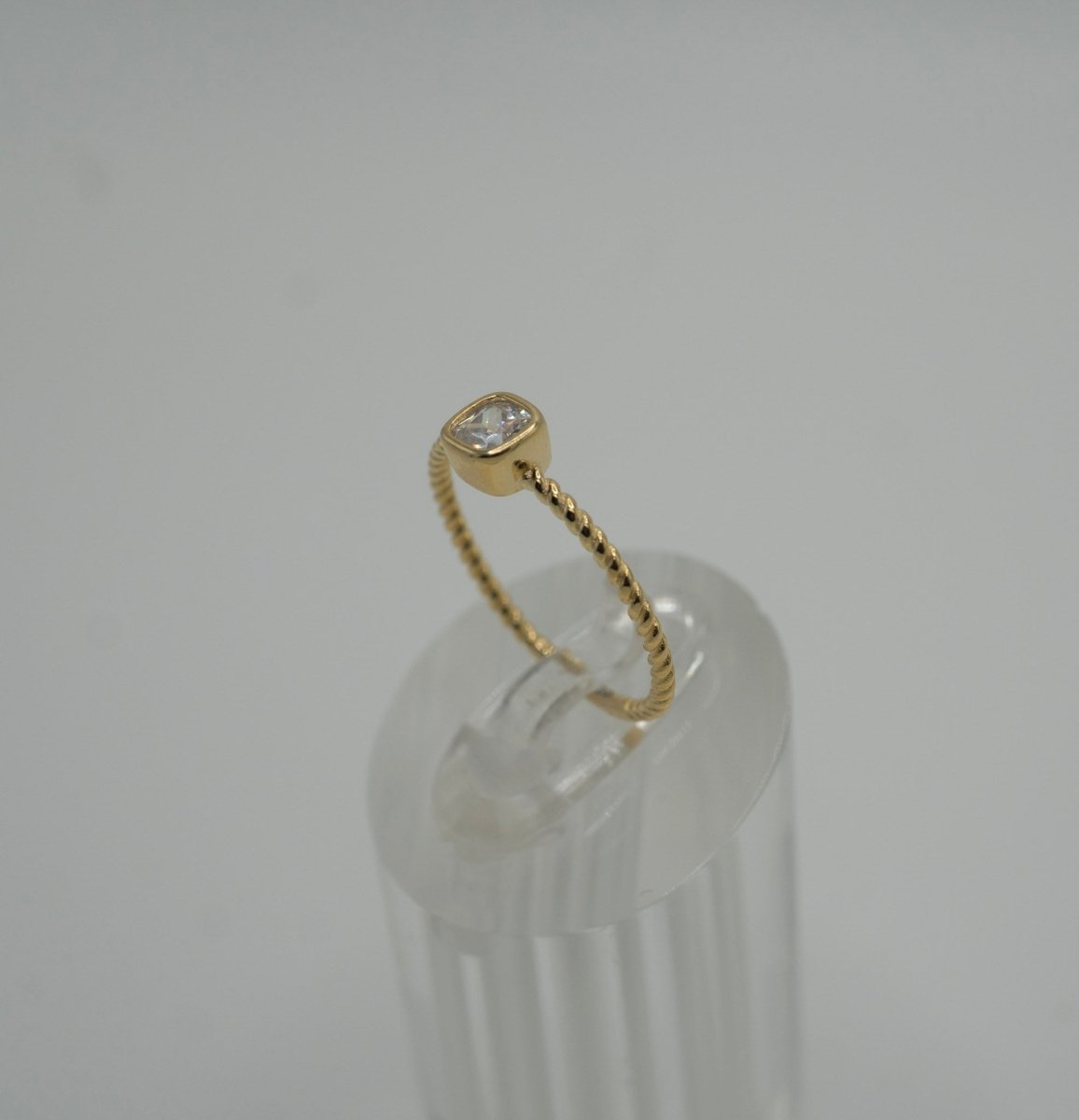 Anillo en Plata 925 con baño de Oro, con zirconia corte cuadrado